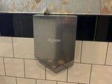 des toilettes équipées d'un distributeur de papier fixé au mur