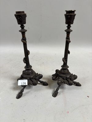 paire de chandeliers anciens en fonte