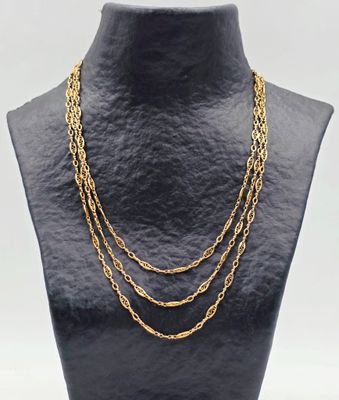 un collier à chaîne en or sur un présentoir à mannequin