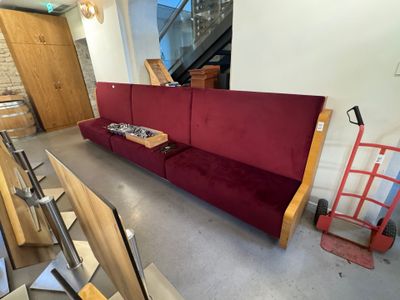 une photo d'un salon avec un canapé rouge