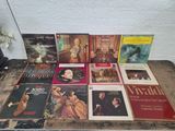 de nombreux livres posés sur une table