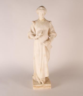statue d'une femme en robe blanche tenant une fleur
