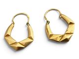 boucles d'oreilles plaquées or avec un motif géométrique sur fond blanc