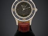 gros plan d'une montre sur une surface noire avec un fond noir