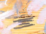 un gros plan sur un morceau de bois recouvert de peinture