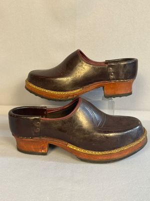 paire de sabots en cuir noir et marron avec talon en bois