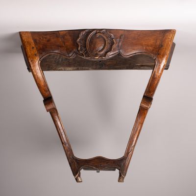 une vieille chaise en bois avec un dossier et une assise sculptés
