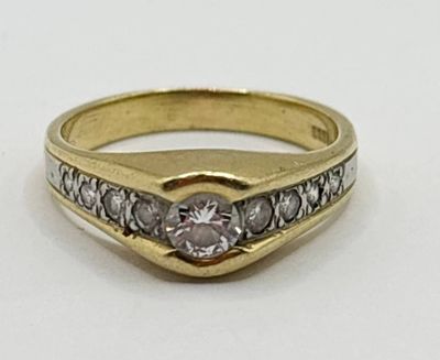 une image d'une bague en diamant sur une surface blanche