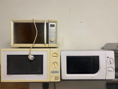 Lot de 3 micro-ondes - dont un de marque BRANDT et 2 sans ma…