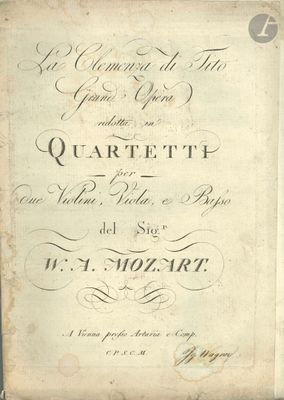 un vieux livre écrit posé sur une table