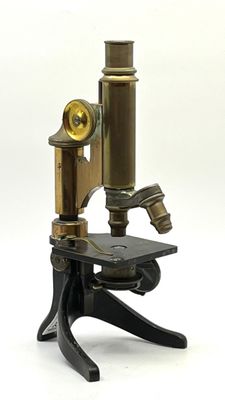 Microscope en laiton et métal laqué noir.