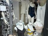 une vitrine de magasin avec des mannequins et des robes à l'intérieur