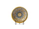 une assiette jaune et bleue ornée d'un motif en spirale