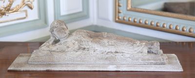 une statue représentant un oiseau perché sur une table devant un miroir