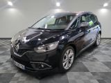 la voiture noire est garée sur un sol en damier dans le garage