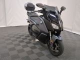 une photo d'une moto garée sur un sol à damier