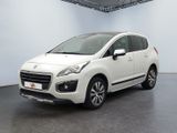 La voiture blanche est garée dans une grande pièce blanche.