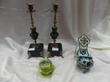 trois vases et un bougeoir posés sur une table