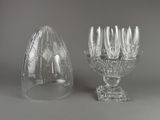 une paire de vases en cristal taillé et un bougeoir en cristal taillé