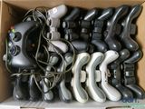 plein de manettes de jeux vidéo dans une boîte