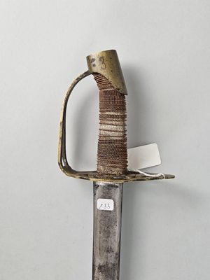 l'image d'un couteau muni d'un manche, accroché au mur