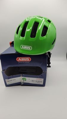 deux casques posés sur une boîte, elle-même posée sur une table