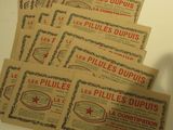 plusieurs vieux coupons français posés sur une table, à côté d'une paire de ciseaux