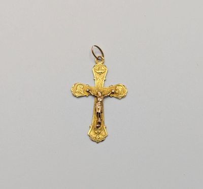 un gros plan d'une croix sur une surface blanche avec un fond blanc