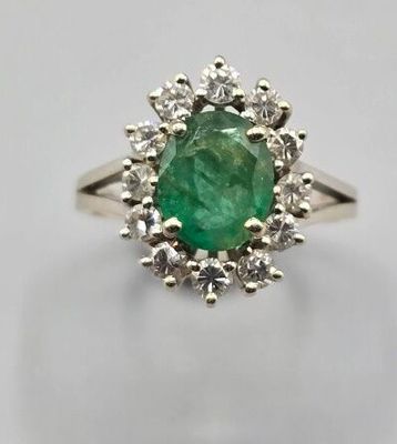 Bague "marguerite" en or blanc 750°° centrée d'une émeraude,…