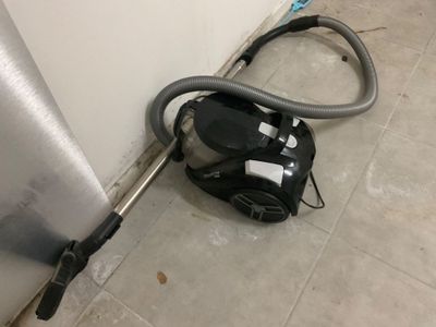 un aspirateur posé sur le sol à côté d'un mur