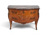 une commode ancienne avec dessus en marbre