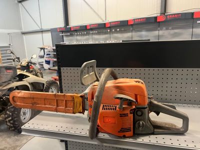 une tronçonneuse posée sur une étagère dans un magasin