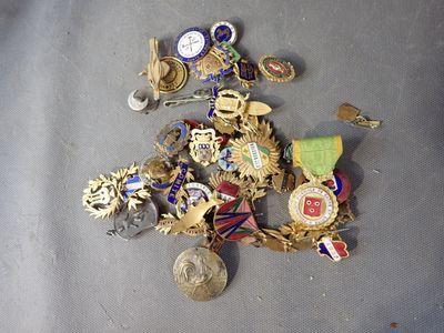 un tas d'objets divers posés par terre