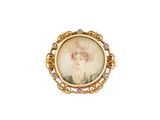 l'image d'une photo représentant une femme portant une broche en or