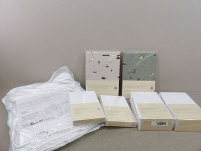 Plusieurs cartons et colis sont posés par terre, les uns à côté des autres.