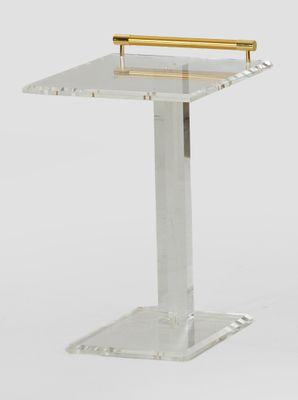 un gros plan d'une table transparente sur laquelle se trouve une poignée dorée