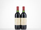deux bouteilles de vin rouge posées sur une table