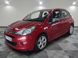 la voiture rouge est garée dans le garage sur le sol en damier