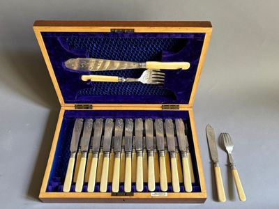 une boîte en bois contenant un service d'argenterie