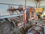 une machine qui est à l'abandon dans un bâtiment