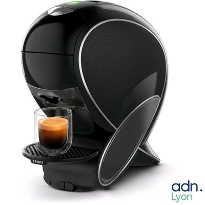 une image d'une machine à café noire avec une tasse de café