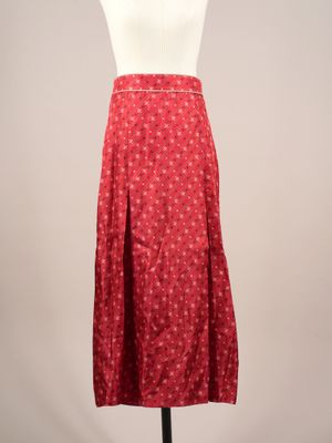 une jupe rouge de femme sur un mannequin, un mannequin, un mannequin, un mannequin, un mannequin, un mannequin, un mannequin, un mannequin