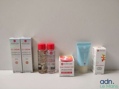 de nombreux types de produits de soins de la peau exposés sur une table