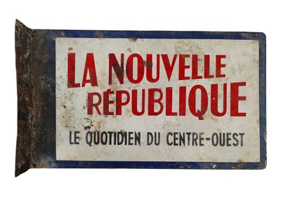 une vieille enseigne française sur laquelle on peut lire « la nouvelle république »