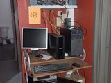 un bureau équipé d'un ordinateur et d'une imprimante