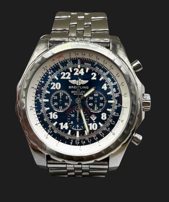 une montre en argent avec un cadran bleu sur fond noir
