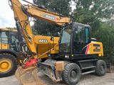 un bulldozer jaune garé à côté d'un bulldozer noir et jaune
