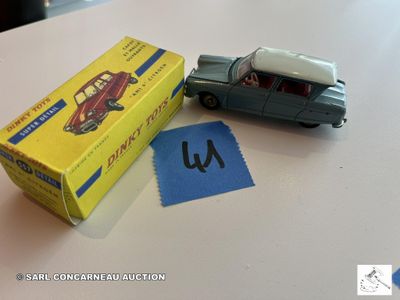 une petite voiture posée à côté d'une boîte sur une table