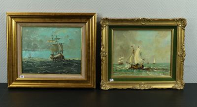 deux tableaux encadrés représentant des bateaux, posés l'un à côté de l'autre sur une table