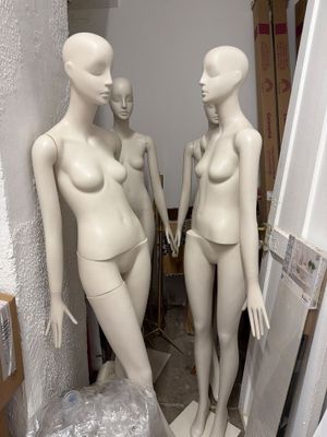 trois mannequins debout dans une pièce